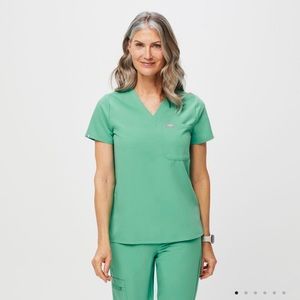 FIGS - Catarina One Pocket Scrub Top - Surgical Green - XS